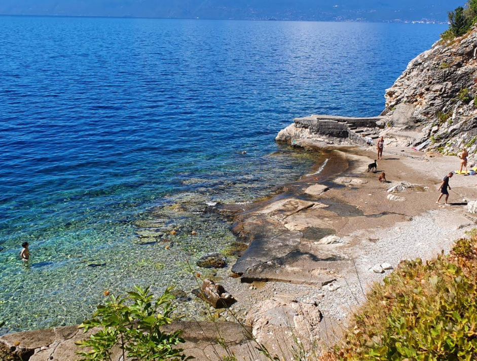 Pasja plaža Mikulova Kava, Kostrena, Hrvaška